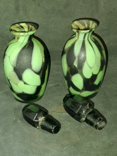 lot de deux flacons ancien en verre marmoreen en bon etat