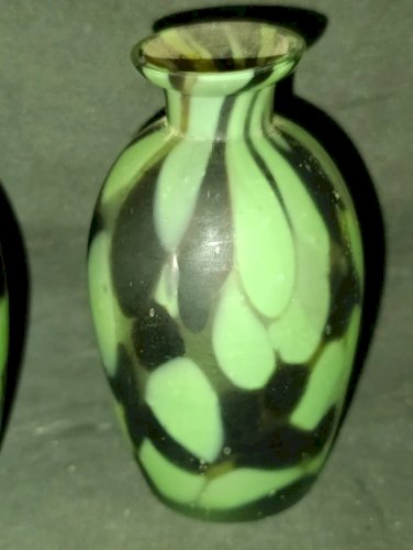 lot de deux flacons ancien en verre marmoreen en bon etat