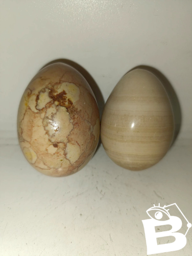 lot de deux oeufs en pierre en bon etat
