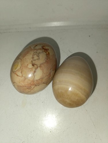 lot de deux oeufs en pierre en bon etat
