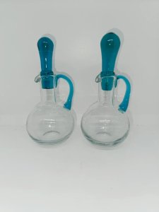 lot de deux petits pichets huile - vinaigre en verre vintage en tres bon etat