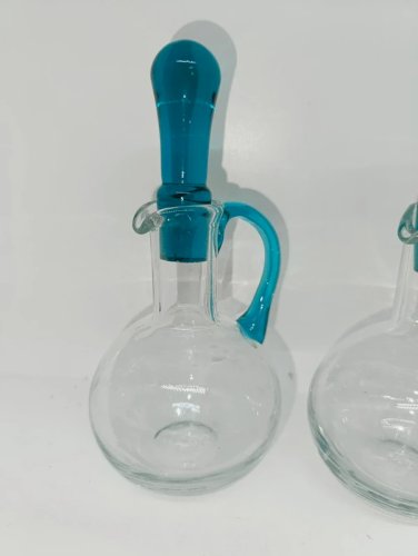 lot de deux petits pichets huile - vinaigre en verre vintage en tres bon etat