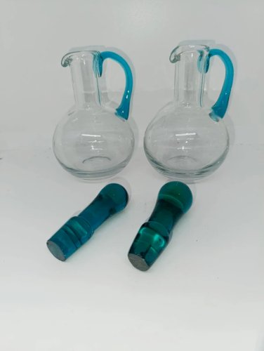 lot de deux petits pichets huile - vinaigre en verre vintage en tres bon etat
