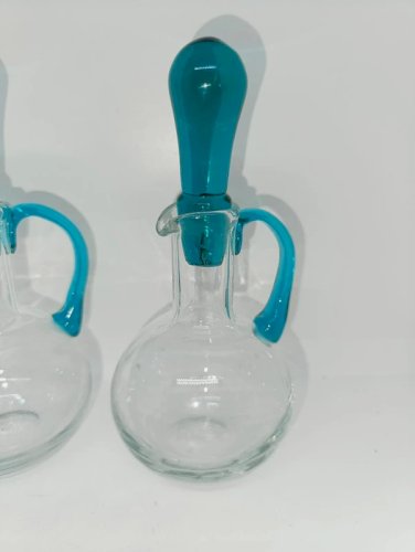 lot de deux petits pichets huile - vinaigre en verre vintage en tres bon etat
