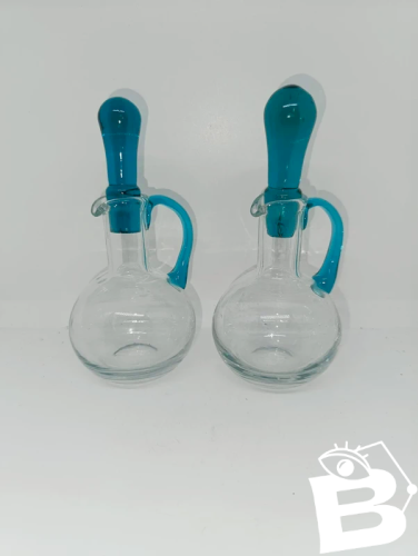 lot de deux petits pichets huile - vinaigre en verre vintage en tres bon etat