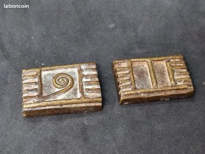 Set of two small bronze weights of African origin for weighing gold in good condition.