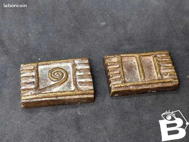 Lot de deux petits poids en bronze dorigine africaine pour peser lor en bon etat