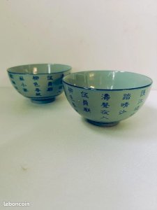 Set of two small Chinese cups in blue, in good condition.