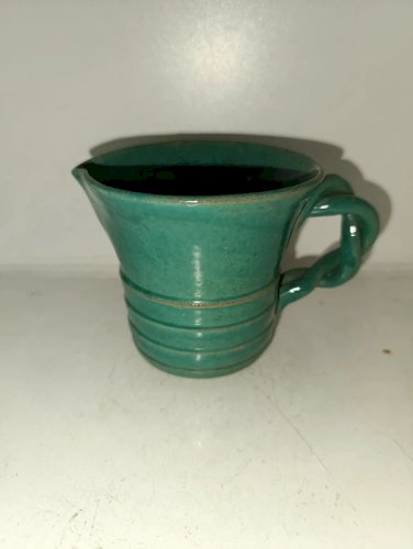 lot de deux pots à lait ou petit pichet signés AC en bon etat