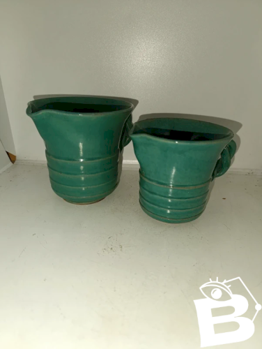 lot de deux pots à lait ou petit pichet signés AC en bon etat