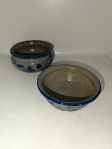 lot de deux pots alscaciens à decor floral signés en bon etat