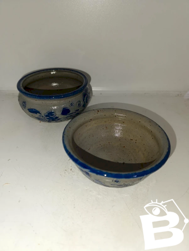 lot de deux pots alscaciens à decor floral signés en bon etat