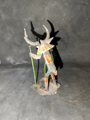 lot de deux sculptures en metal peint artisanales divinite africaine en bon etat