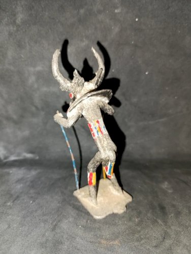 lot de deux sculptures en metal peint artisanales divinite africaine en bon etat