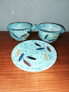 lot de deux tasses avec poignees et une coupelle vallauris signé Borty en bon etat