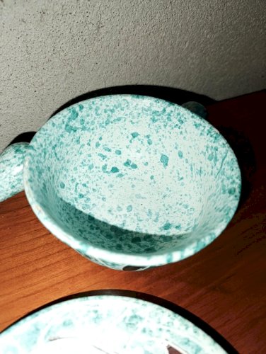 lot de deux tasses avec poignees et une coupelle vallauris signé Borty en bon etat