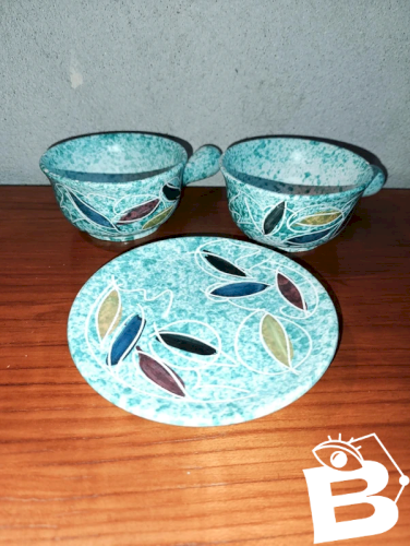 lot de deux tasses avec poignees et une coupelle vallauris signé Borty en bon etat