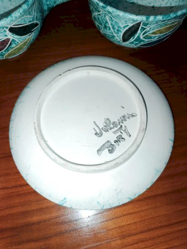 lot de deux tasses avec poignees et une coupelle vallauris signé Borty en bon etat