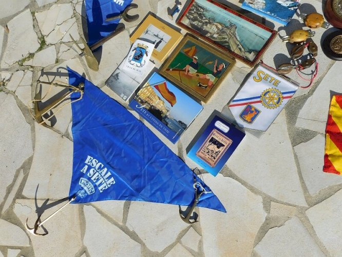 LOT DE DIVERS OBJETS SUR SETE