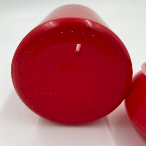 Lot de dix bocaux en verre rouge