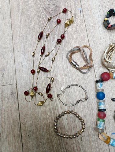 lot de dix bracelets et colliers principalement ethnique en bon etat