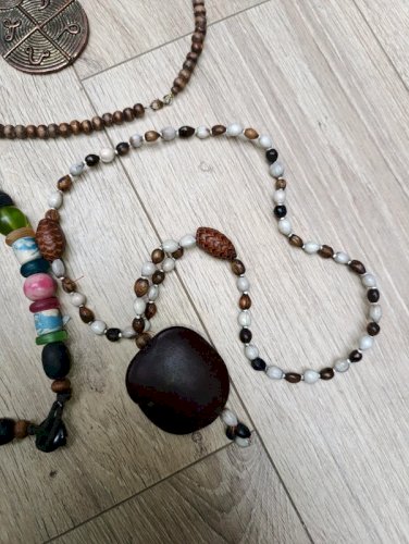 lot de dix bracelets et colliers principalement ethnique en bon etat