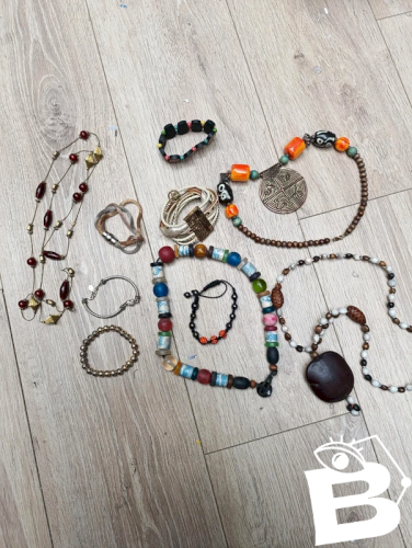 lot de dix bracelets et colliers principalement ethnique en bon etat
