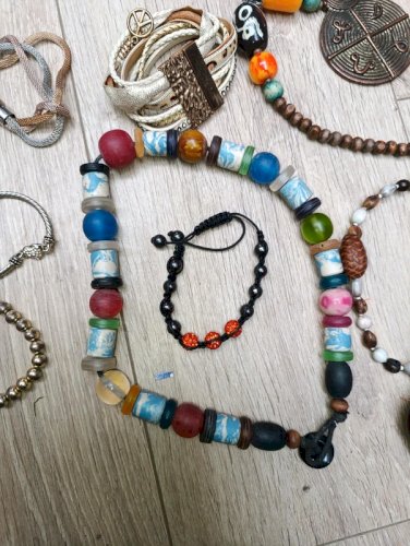 lot de dix bracelets et colliers principalement ethnique en bon etat