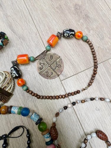 lot de dix bracelets et colliers principalement ethnique en bon etat