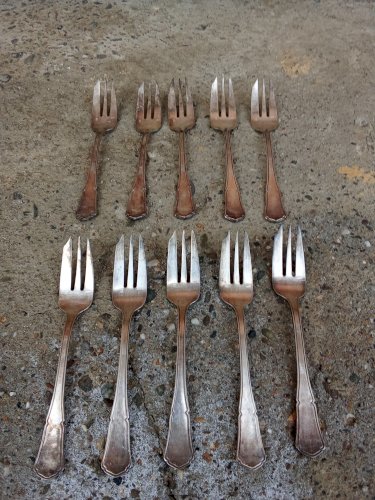Lot de dix fourchettes à dessert ancienne en métal argenté 