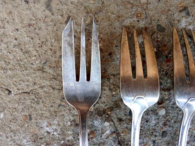 Lot de dix fourchettes à dessert ancienne en métal argenté 