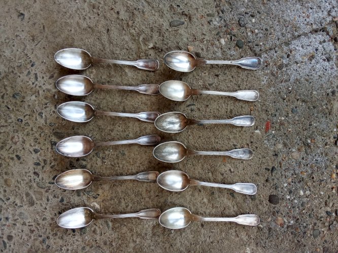 Lot de douze cuillères en métal argenté ancienne 