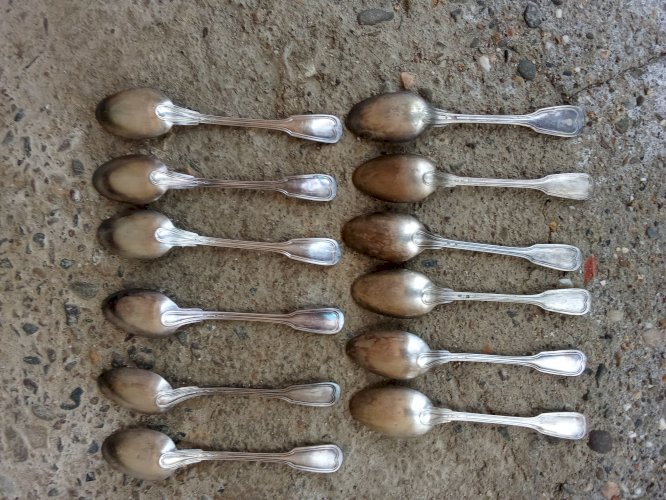 Lot de douze cuillères en métal argenté ancienne 