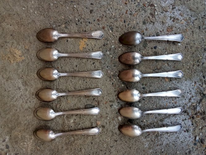 Lot de douze petites cuillères en métal argenté ancienne 