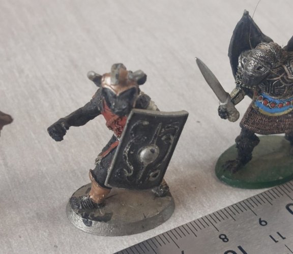 Lot de figurines en métal pour jeu de rôle, à identifier ^