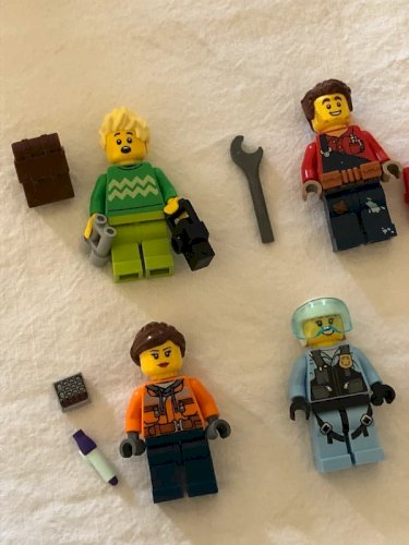 Lot de figurines Lego et accessoires