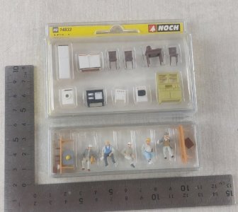 Lot de figurines + meubles, pour maquette train HO, Preiser 10338 + Noch 14833