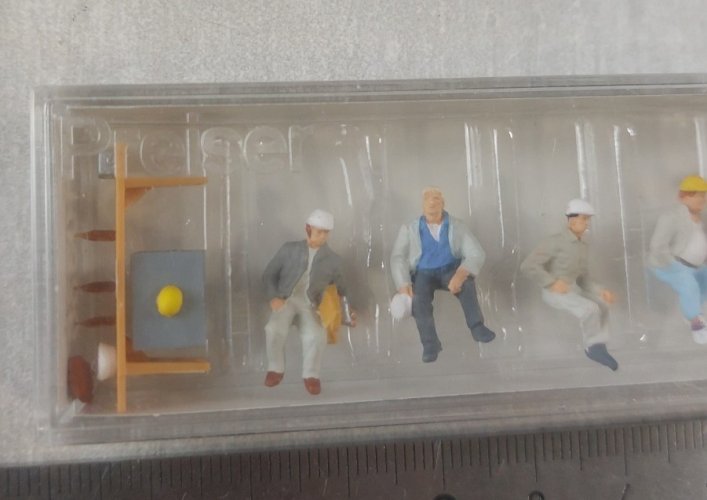 Lot de figurines + meubles, pour maquette train HO, Preiser 10338 + Noch 14833