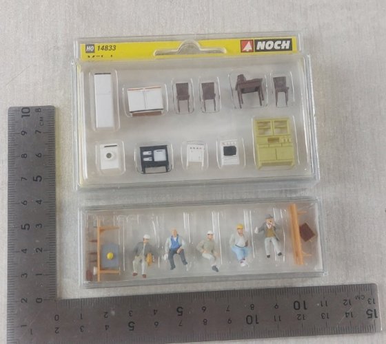 Lot de figurines + meubles, pour maquette train HO, Preiser 10338 + Noch 14833