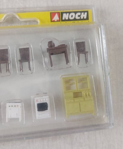 Lot de figurines + meubles, pour maquette train HO, Preiser 10338 + Noch 14833