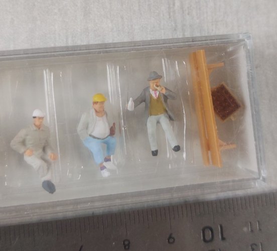 Lot de figurines + meubles, pour maquette train HO, Preiser 10338 + Noch 14833