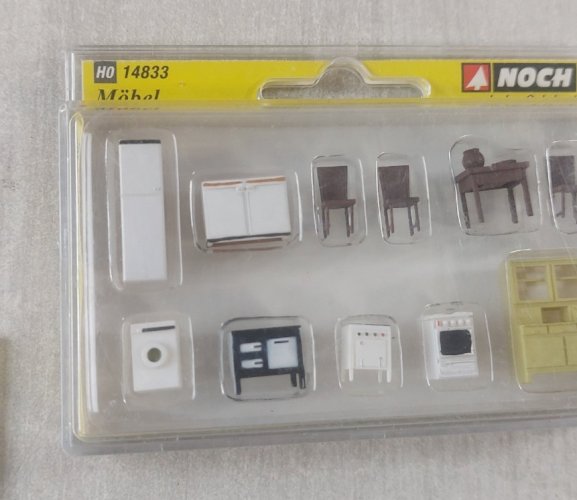 Lot de figurines + meubles, pour maquette train HO, Preiser 10338 + Noch 14833