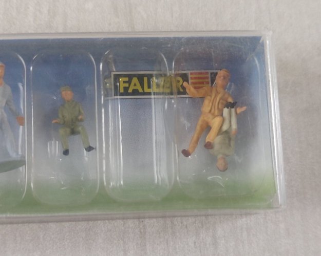 Lot de figurines pour maquette train HO, Faller 151032 + Preiser 10251