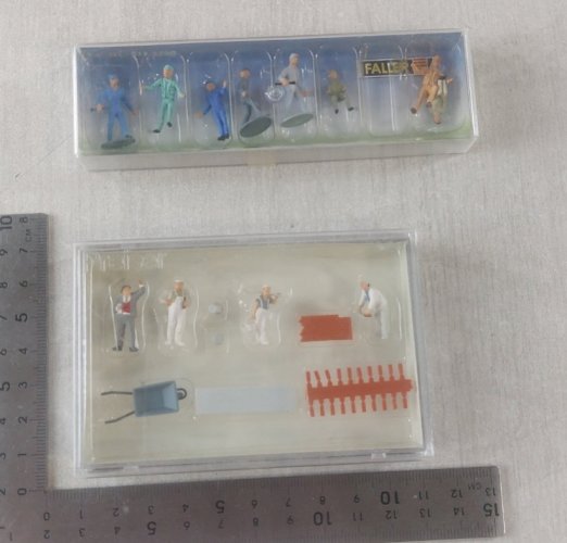 Lot de figurines pour maquette train HO, Faller 151032 + Preiser 10251