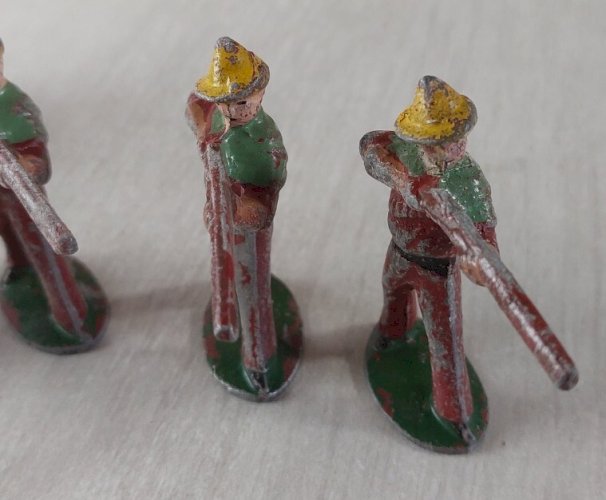 Lot de figurines / soldats, Cow Boy et indiens, Quiralu