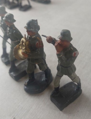 Lot de figurines, soldats musiciens au défilé, en composite peint, Elastolin