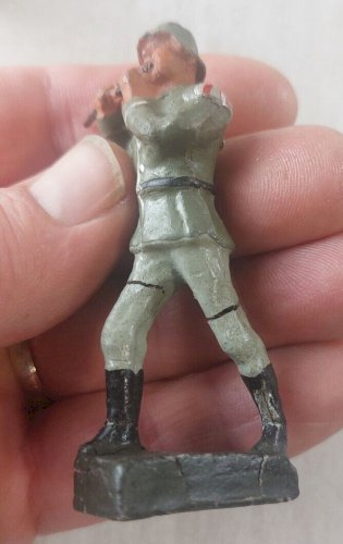 Lot de figurines, soldats musiciens au défilé, en composite peint, Elastolin