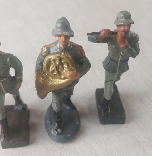 Lot de figurines, soldats musiciens au défilé, en composite peint, Elastolin