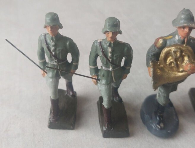 Lot de figurines, soldats musiciens au défilé, en composite peint, Elastolin