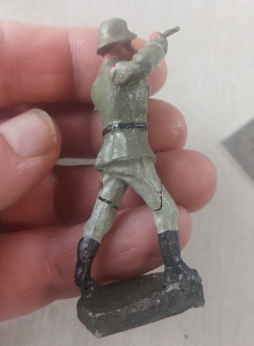 Lot de figurines, soldats musiciens au défilé, en composite peint, Elastolin